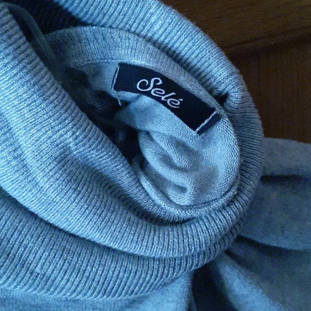 Sweater - Picture 4 of 4